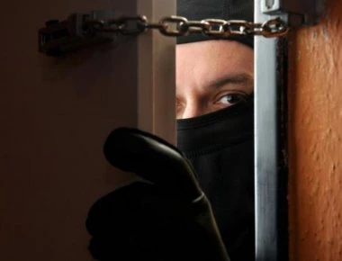 Λαμία: Ληστής εισέβαλλε με μαχαίρι σε σπίτι 24χρονης μητέρας